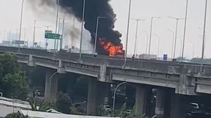 Pecah Ban, Bus Terbakar di Tol Dalam Kota Arah Tanjung Priok, Puluhan Penumpang Berhamburan