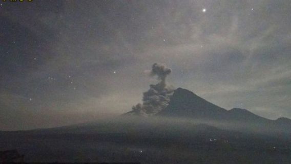 إطلاق سراح سحابة ساخنة لمسافة 4.5 كيلومترات مع ثوران جبل سيمورو