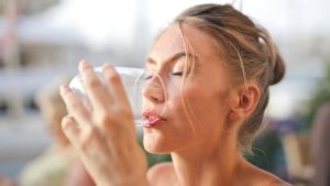 Jumlahnya Harus Diperhatikan, Ini Dampak Minum Air Berlebihan