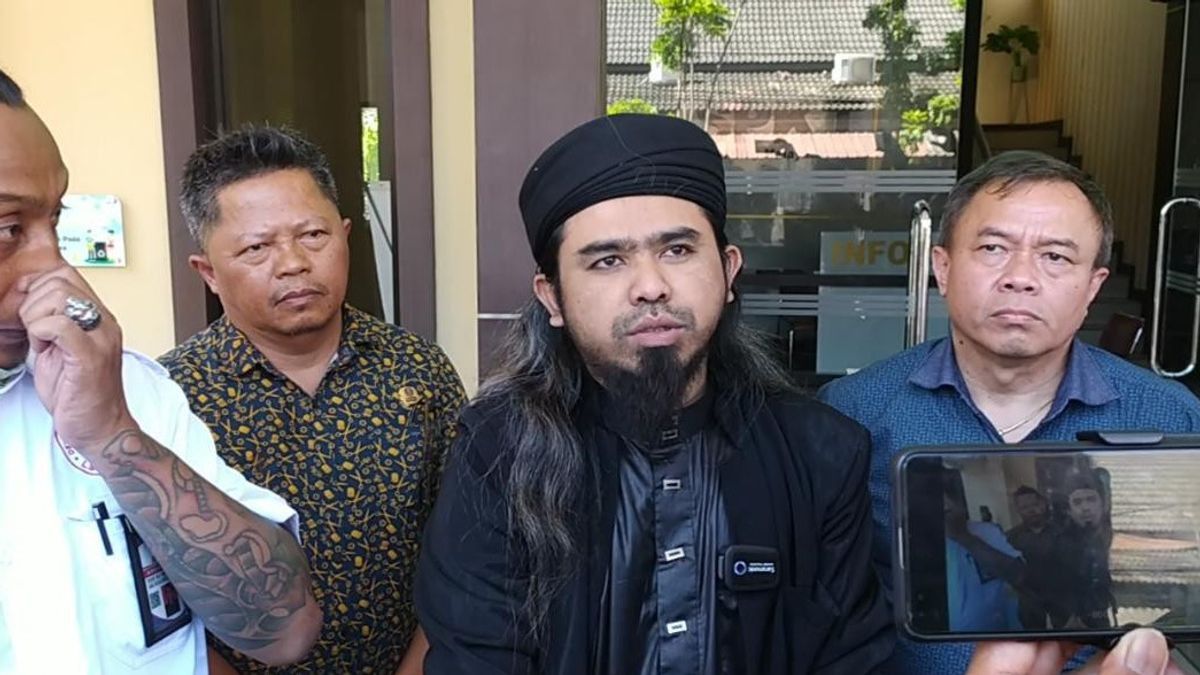 Gus Samsudin Pemilik Padepokan Nur Dzat Sejati Laporkan Pesulap Merah ke Polda Jatim