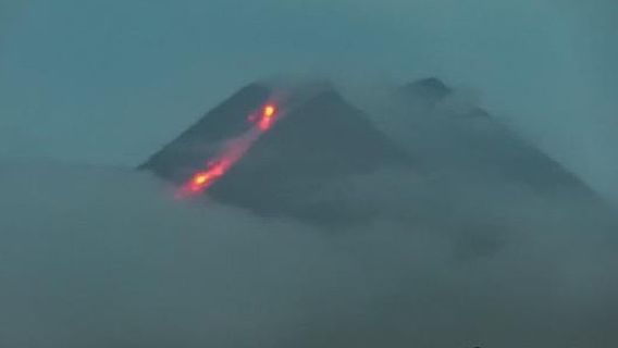 今朝、メラピ山は1,000メートルまで秋の熱い雲を解放します