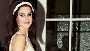 Lana Del Rey Sejajarkan Diri dengan Arctic Monkeys, Blur, dan Radiohead di Tangga Album Inggris