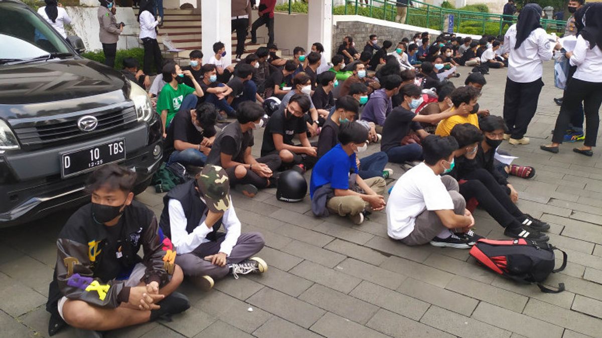 Apporter Des Cocktails Molotov, Cinq Manifestants Contre Ppkm à Bandung Arrêtés Par La Police