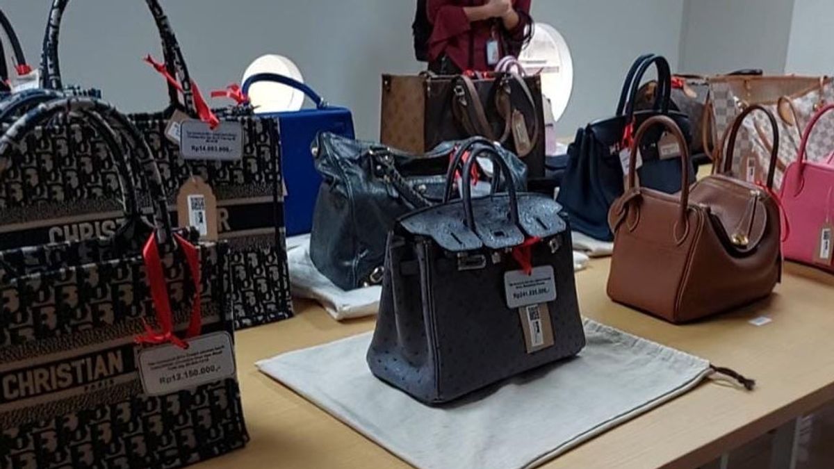 KPK: Tas Hermes Birkin hingga Louis Vuitton dari Kasus Rafael Alun yang Bakal Dilelang Original