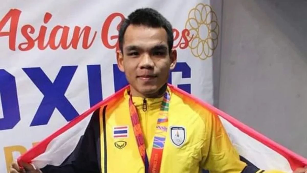 الفائز بالميدالية الفضية لألعاب جنوب شرق آسيا 2019 من الفلبين "ميت دماغيا" بعد أن خرج من قبل ملاكم فرنسي