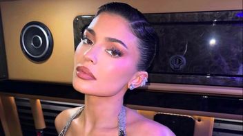 2016 年的化妆趋势再次兴起，从哑光唇膏到戏剧性睫毛