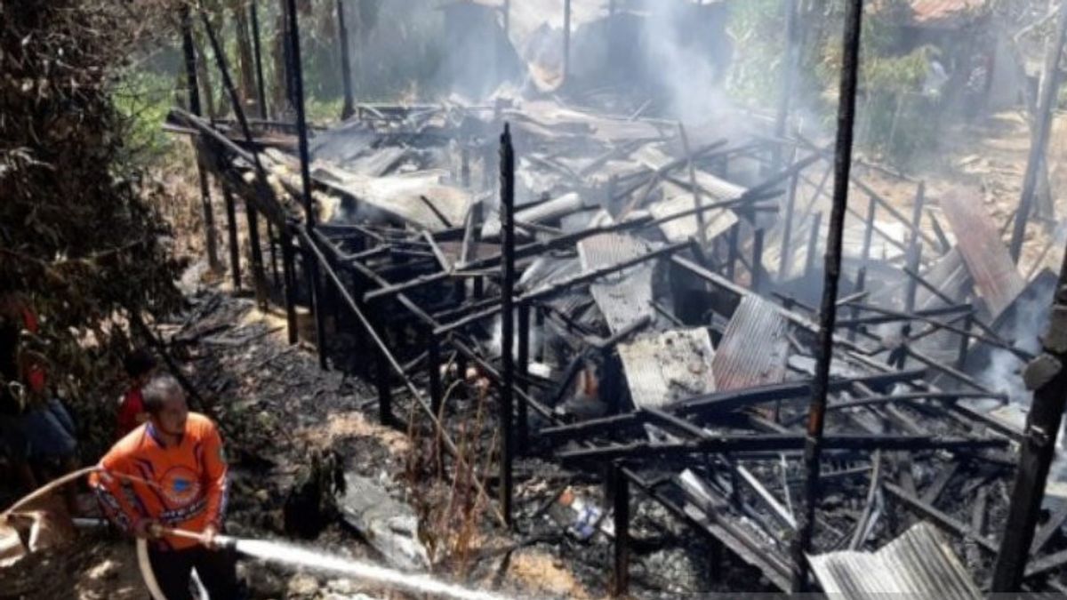 حرق منزلين في قرية تونجوك جنوب كاليمانتان، يشتبه في أن الشرطة بسبب ماس كهربائي
