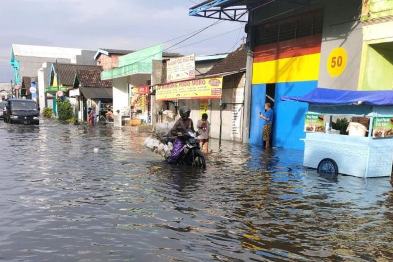 半メートルの洪水がスラバヤ市街地のいくつかの地域を浸水させる