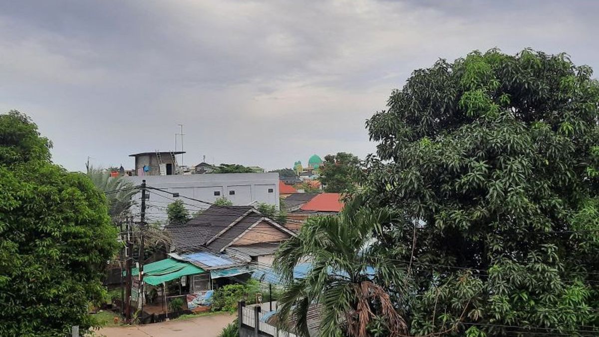 今日の天気予報では、インドネシアの都市は曇りと雨が降る傾向があります