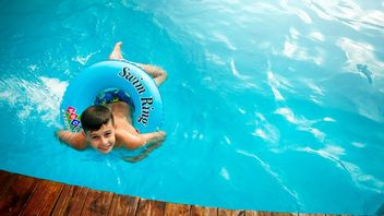 الآباء يجب أن نعرف، هذه الفوائد 5 من السباحة لصحة الأطفال
