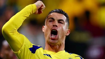 Cristiano Ronaldo en tirant un bracelet pour remporter Al Nassr : 700 victoires du club tout au long de sa carrière