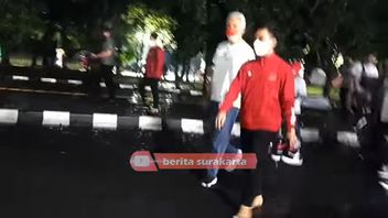 Momen Lucu! Gara-gara Kaus Kaki Basah, Gibran Cuek Nenteng Sepatu Temani Ganjar Pranowo