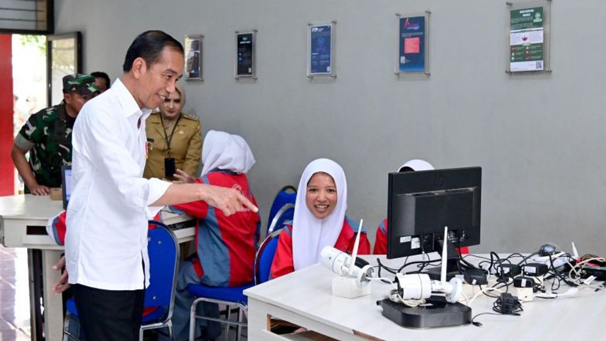 Jokowi Belikan Mobil Listrik untuk SMKN 1 Kedungwuni Pekalongan, Dikirim Paling Lambat Besok Pagi
