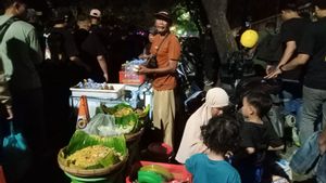 Happy Pecel Seller At The HI Roundabout Gets An Envelope Filled With IDR 500 Thousand From Prabowo