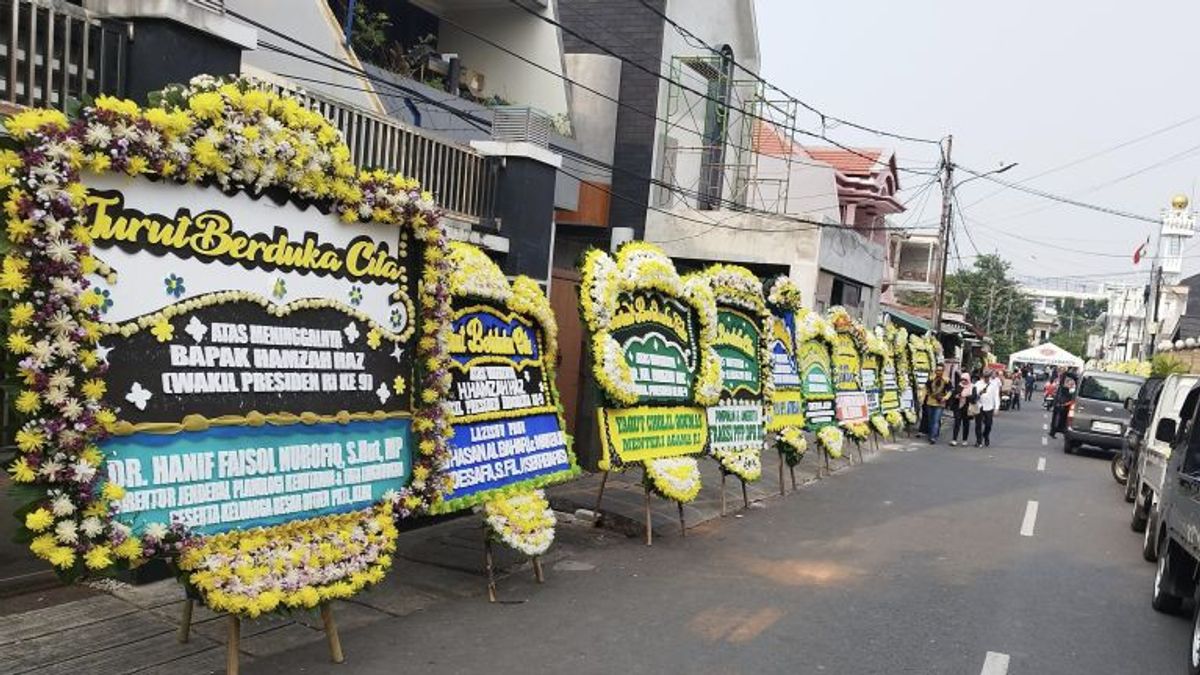 Lineup Of Bouquets At Hamzah Haz Funeral Home, Starting From TNI-Polri Officials To The President