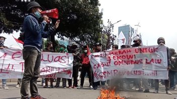 Halaman UU Cipta Kerja Terus Berubah, Pakar Hukum: Tak Boleh Ada Pengurangan dan Penambahan