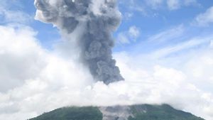 Mont Mou d'éruption avec une colonne volcanique d'une hauteur de 1 500 mètres