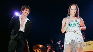 Duet Laufey dan Benson Boone Bawakan Something Stupid Jadi Bahasan Penggemar di Media Sosial