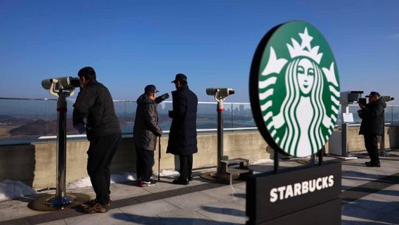 Starbucks en Corée du Sud avec une vue d’un village nord-coréen