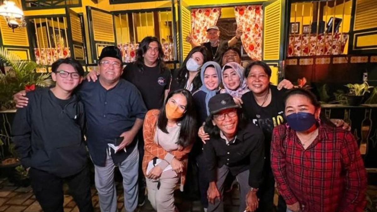 Suty Karno 'Atun' Pamer Foto Pemain Sinetron Si Doel Anak Sekolahan Terkini, Ada Mandra dan Munaroh 