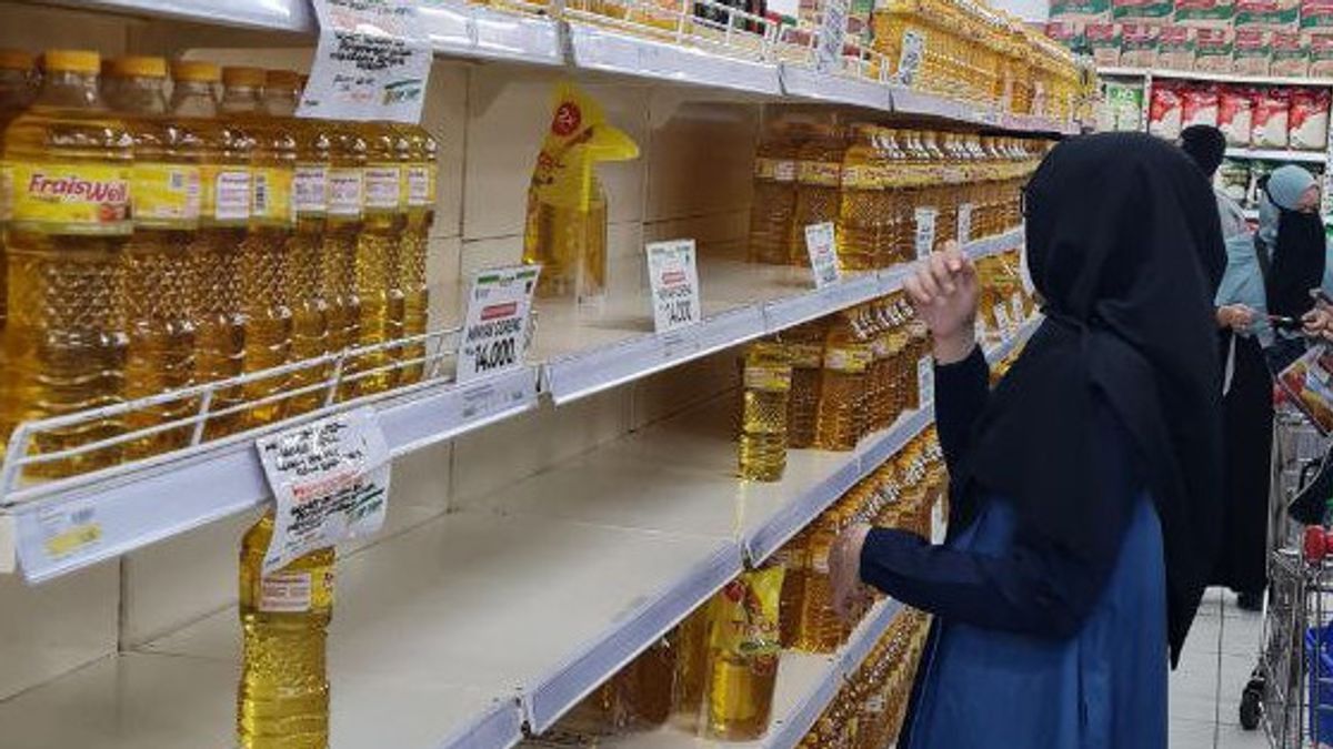 Hindari <i>Panic Buying</i>, Pasar Jaya Batasi Pembelian Minyak Goreng Satu Harga Maksimal Dua Liter