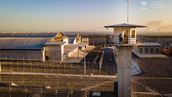 エルサバドールは世界最大の刑務所の1つを開設しました:その独房は頑丈な鋼でできており、何百人もの兵士と警察によって守られています