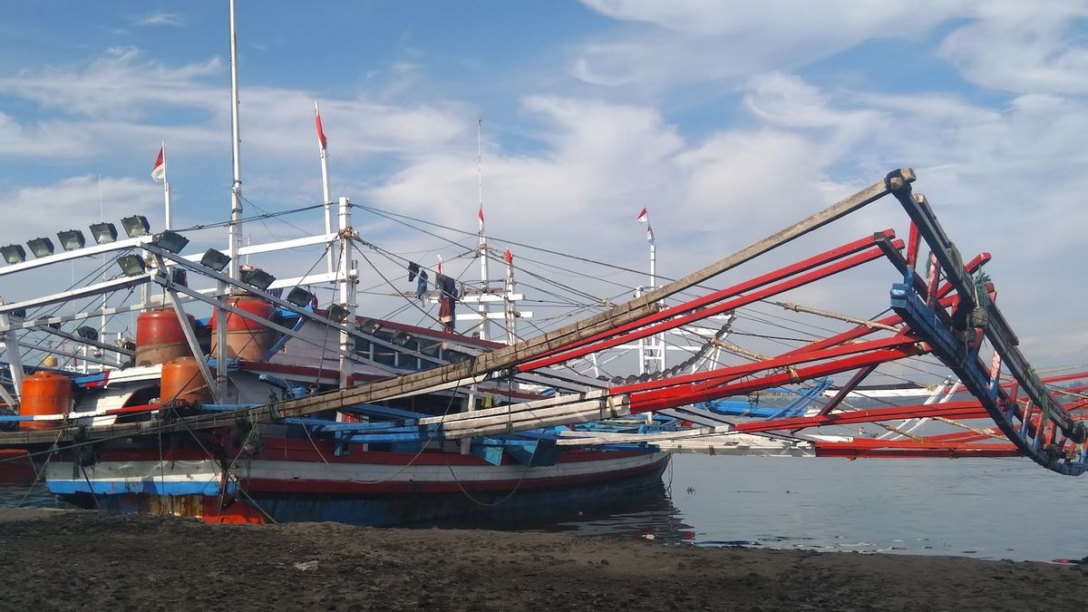  Gelombang Tinggi Capai 4 Meter Bikin Nelayan Lebak Urung Melaut