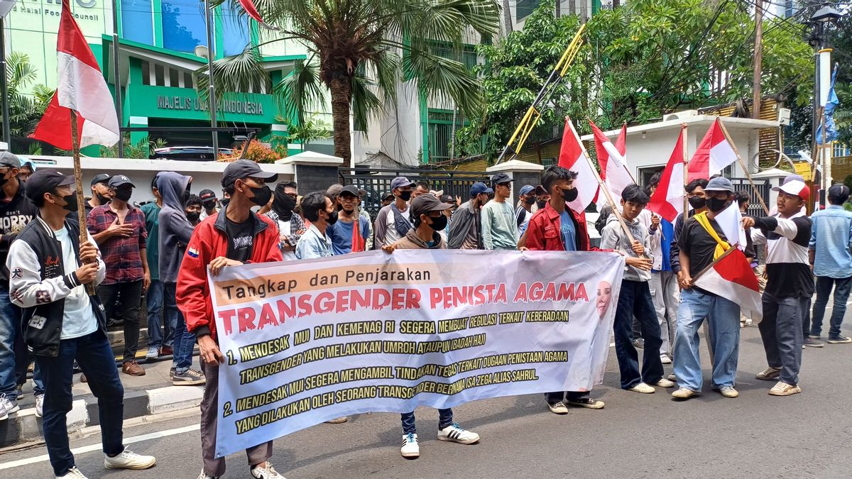 Après la démonstration du ministère du Commerce, une série d'accusations sur le bureau MUI Menteng Buntut Selebgram Isa Zega Umroh porter le hijab