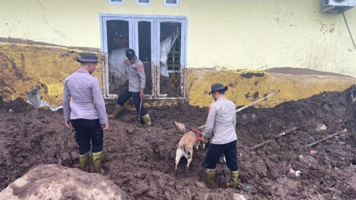 テルナテ鉄砲水洪水の犠牲者を探して、警察はブラッドハウンドを配備しました