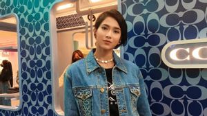 Suka Padu Padan Jeans, Aghniny Haque: Denim Nggak Pernah Salah