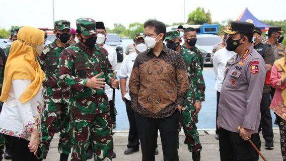 Kapolri Ingatkan Peran Penting Nakes saat Tinjau Isolasi Terpusat di Cilincing