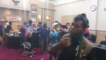 La Chambre Du Gouverneur De Banten Est Appelée Par Les Manifestants, Les Travailleurs Sont Libres De Prendre Un Verre Dans La Pièce Tout En étant Assis Dans La Chaise WH