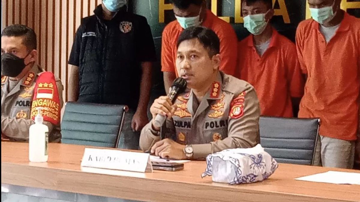 One Suspect Of Police Persecution In Pondok Indah Brings Items Similar To A Pistol