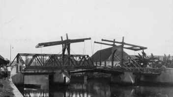 علي صادقين يعين جسر دايموند سيتي كقطعة تراث ثقافي في التاريخ اليوم، 7 سبتمبر 1972