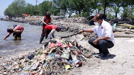瓦瓦利·苏拉巴亚·阿穆吉邀请居民清理肯杰兰海滩的垃圾