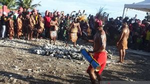 Melestarikan Budaya Leluhur di Atraksi Injak Batu Panas Apen Bayeren Milik Suku Biak Papua 