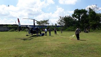 تعاني من اضطراب الملاحة، طائرة هليكوبتر الوكالة الوطنية لإدارة الكوارث ينفذ الهبوط الاضطراري على ملعب لكرة القدم