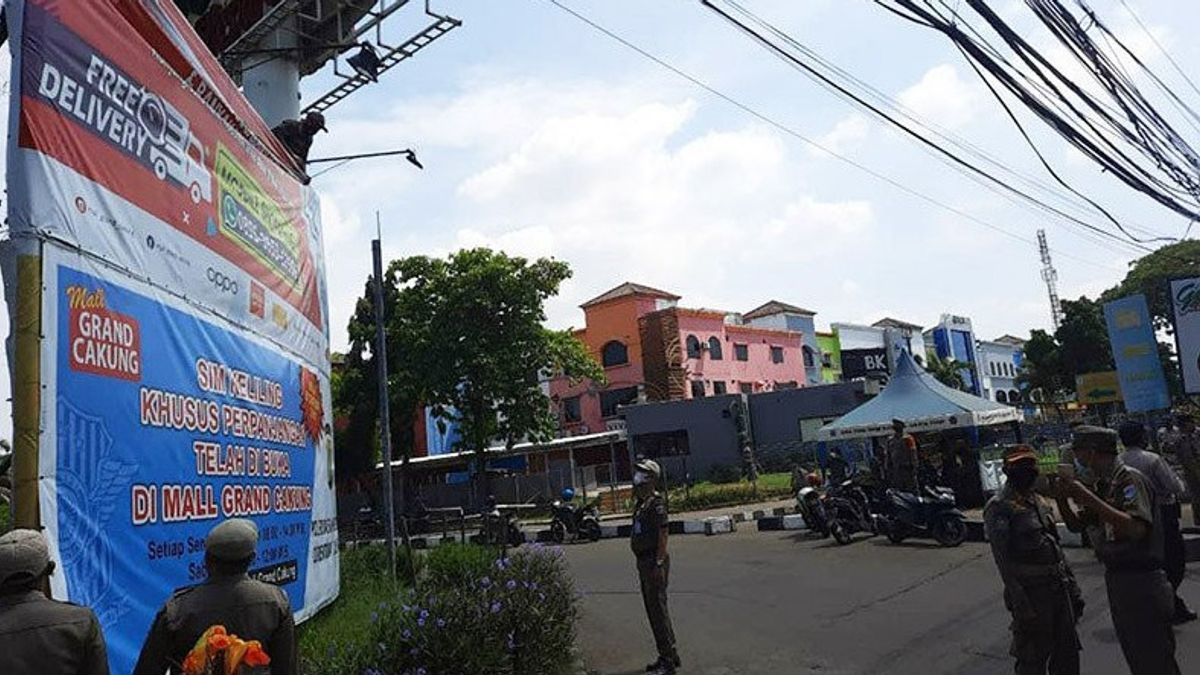 Jakarta Satpol PP删除了1,483个未经授权的广告牌，包括Rizieq Shihab的广告牌
