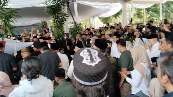 Jenazah Alex Noerdin Dimakamkan di TPU Kebun Bunga Palembang