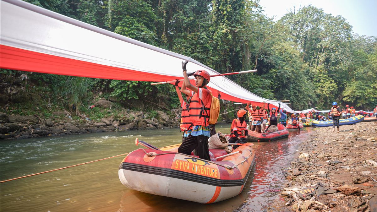 Pertamina Patra Niaga Bersihkan Sungai Ciliwung dan Kibarkan Bendera 79 Meter