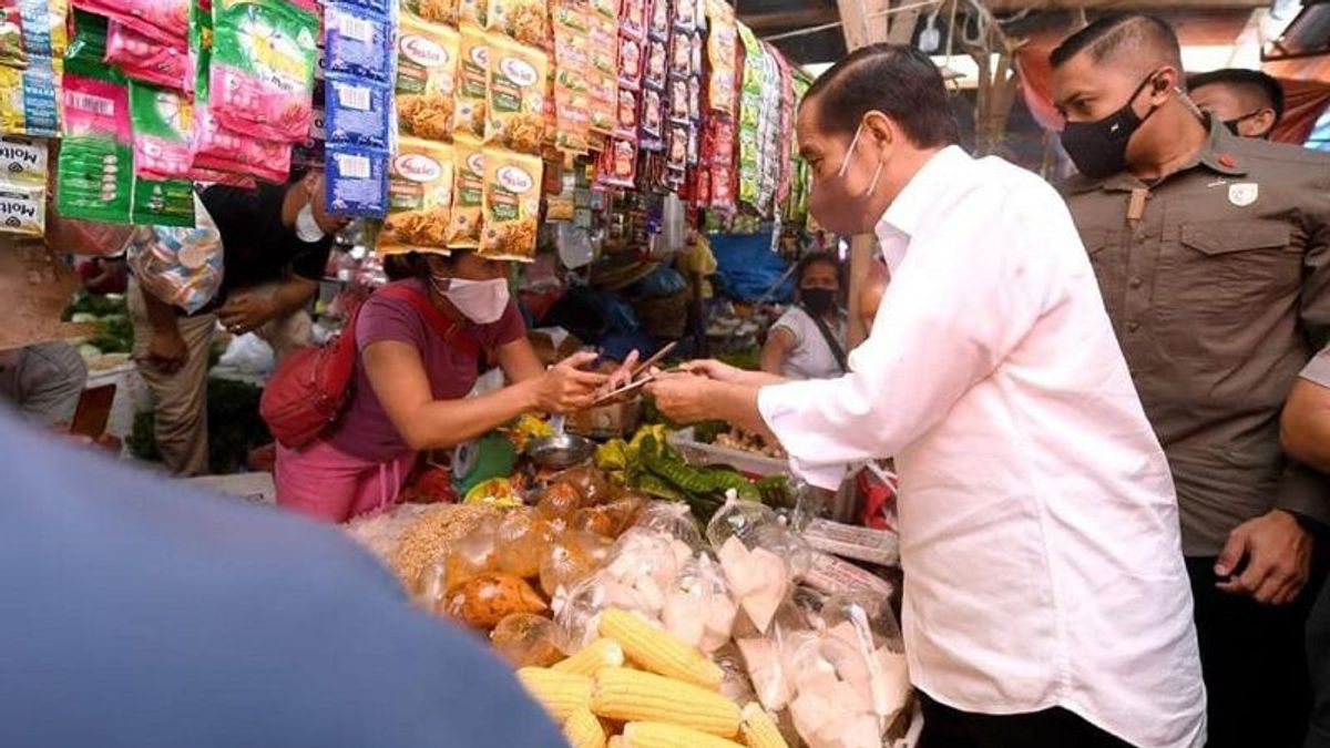 "我很自豪有佐科威先生，谦逊而受欢迎，"Porsea Toba Market的街头小贩Sondang Butar Butar的快乐表达