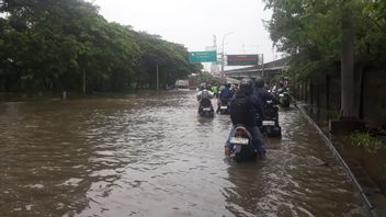 Sudah Seharian Ruas Jalan Cacing Jakut Banjir, Banyak Motor Mogok