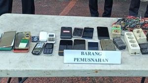 Petugas Musnahkan 8 Ponsel Milik Warga Binaan di Lapas Warung Bambu Karawang