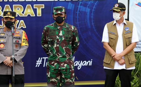 Kasatgas COVID-19 Bareng Kapolri dan Panglima TNI Tinjau Penyekatan Mudik di Cikarang