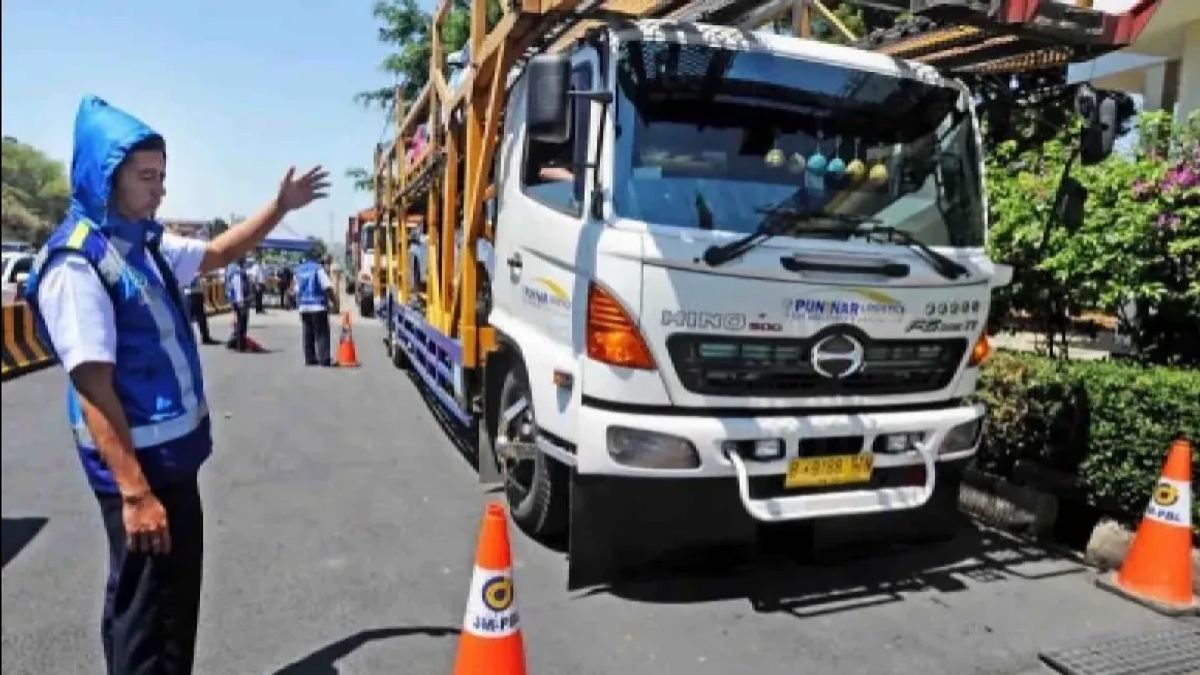 West Java Police Threatens to Punish Owners of ODOL Transportations for Damaged Roads