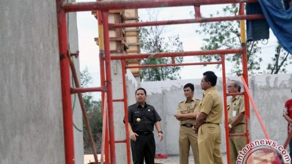 Satpol PP Tangerang Tindak Orang Bakar Sampah Sembarangan