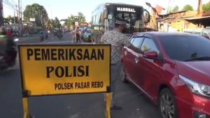 Polisi Cek Barang Mencurigakan Milik Pengendara di Jalur Penyekatan Jalan Raya Bogor