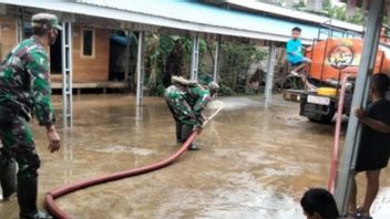 L’action De Tni Intervient Pour Aider Pendant Les Inondations A Frappé Haruyan HST Kalsel