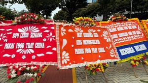 Karangan Bunga Sindir Pemerintah Penuhi Pagar Kemenkeu: “Food Tray China Berjaya”
