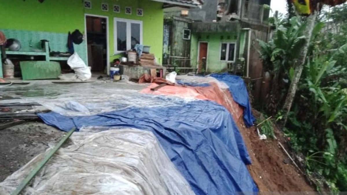 Landslide Strikes 2 Villages In Kabandungan Sukabumi